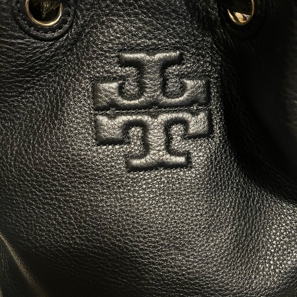 TORY BURCH THEA BUCKET BAG | Black Leather Shoulder Bag - Picture 6 of 8